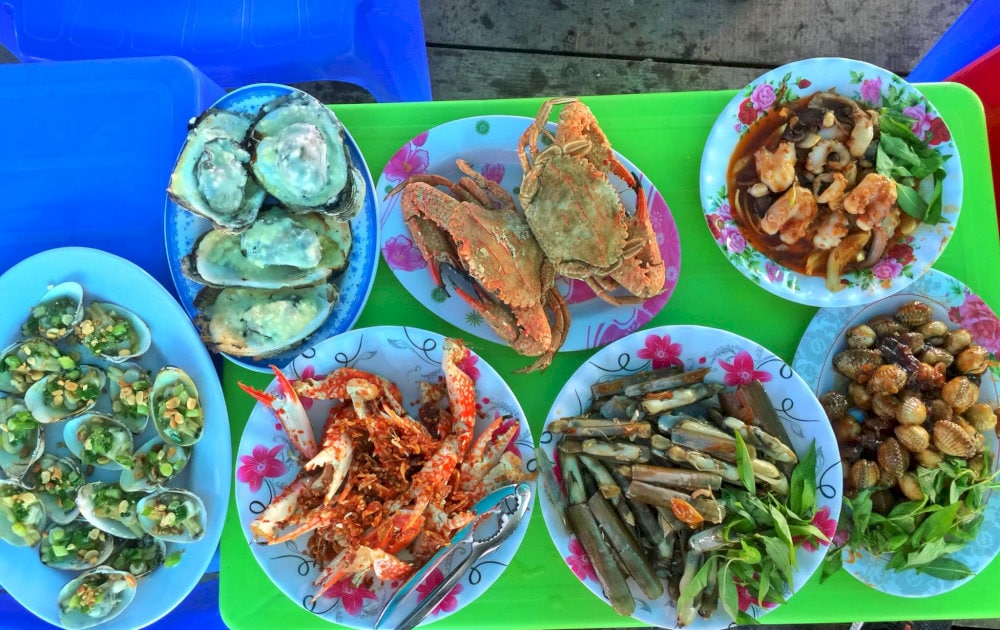Thưởng thức hải sản tại biển Tân Thành